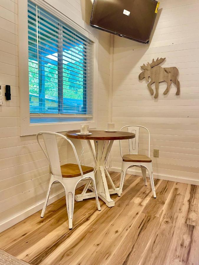 New Tiny Cabin Hot Tub Firepit Fenced Yard Севьервилл Экстерьер фото