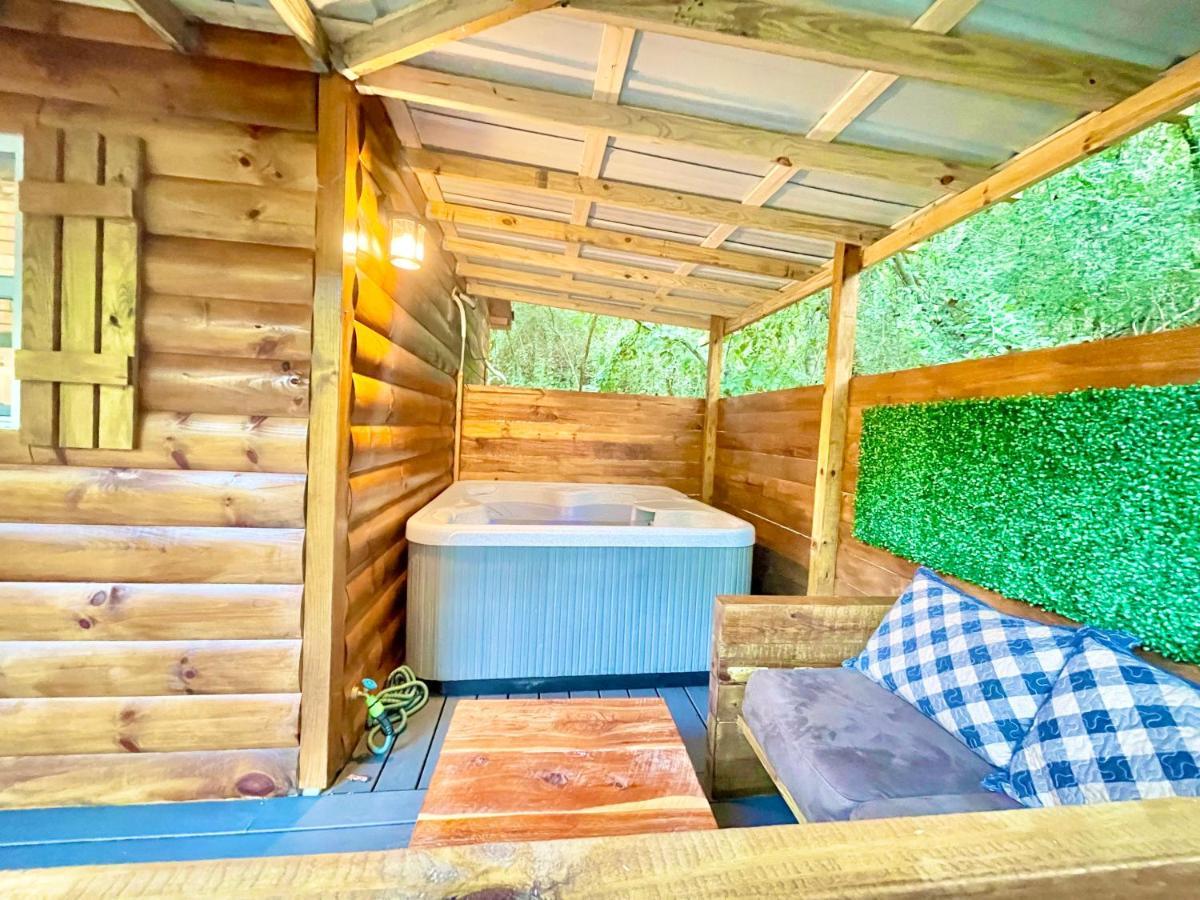 New Tiny Cabin Hot Tub Firepit Fenced Yard Севьервилл Экстерьер фото